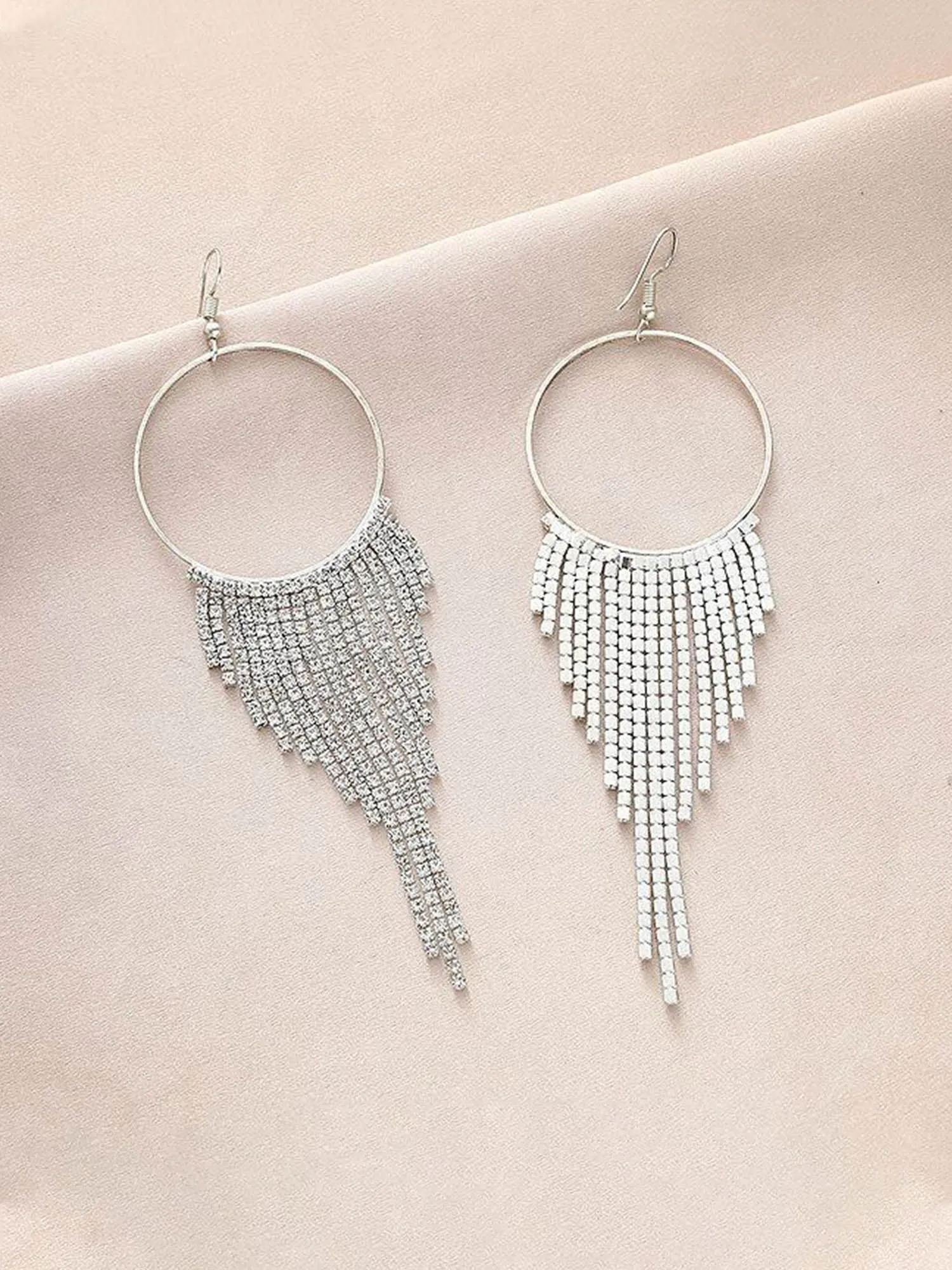 Boucles d'oreilles à franges exagérées avec des diamants d'eau