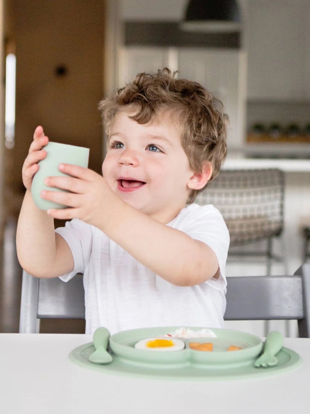 Gobelet d’apprentissage avec paille EZPZ Mini Cup en silicone bleu indigo - EZPZ