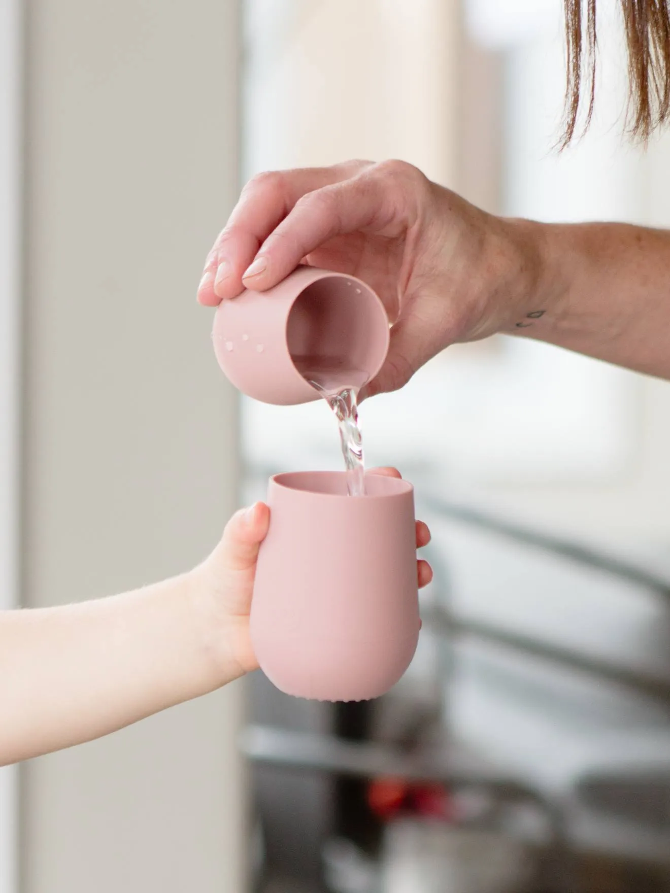 Gobelet d’apprentissage avec paille EZPZ Mini Cup en silicone bleu indigo - EZPZ