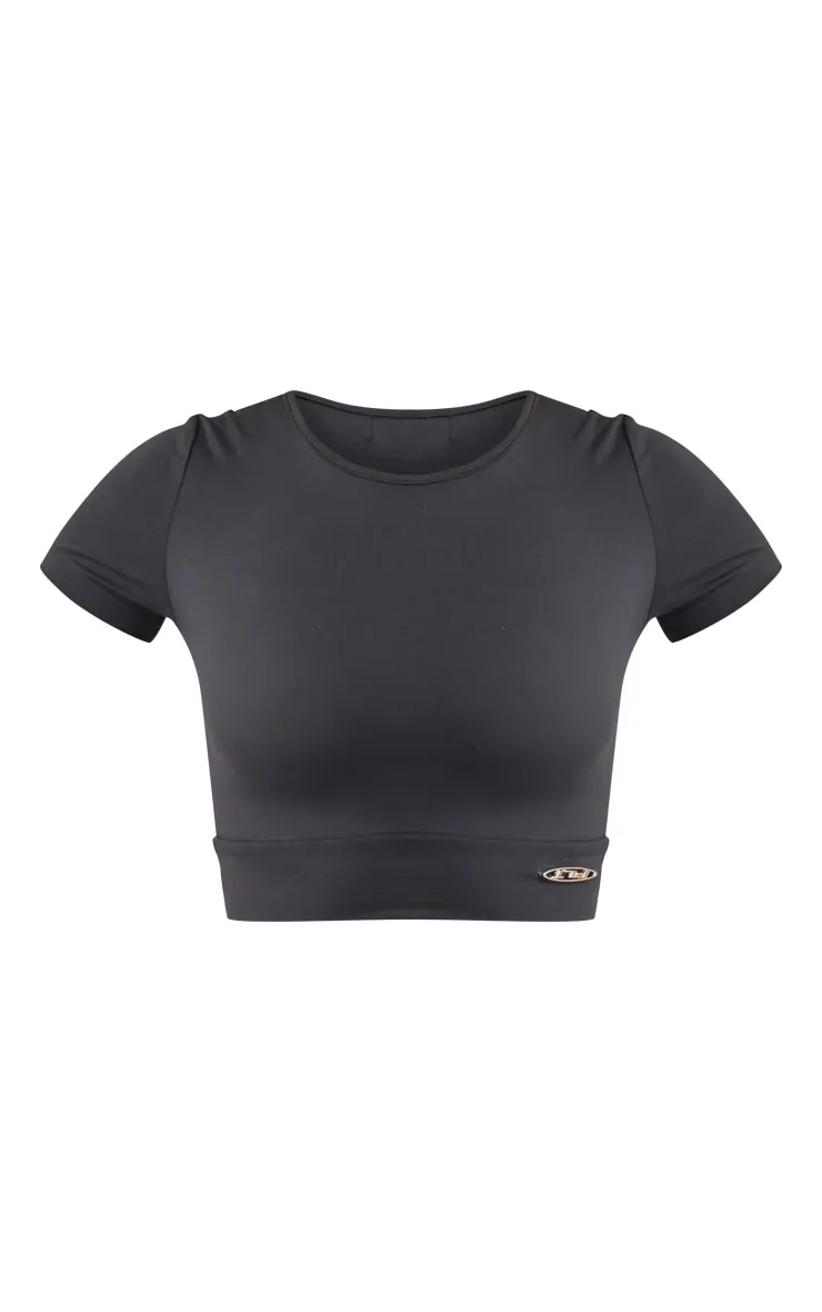 PRETTYLITTLETHING Top de sport en Sculpt noir à manches courtes et badge en métal