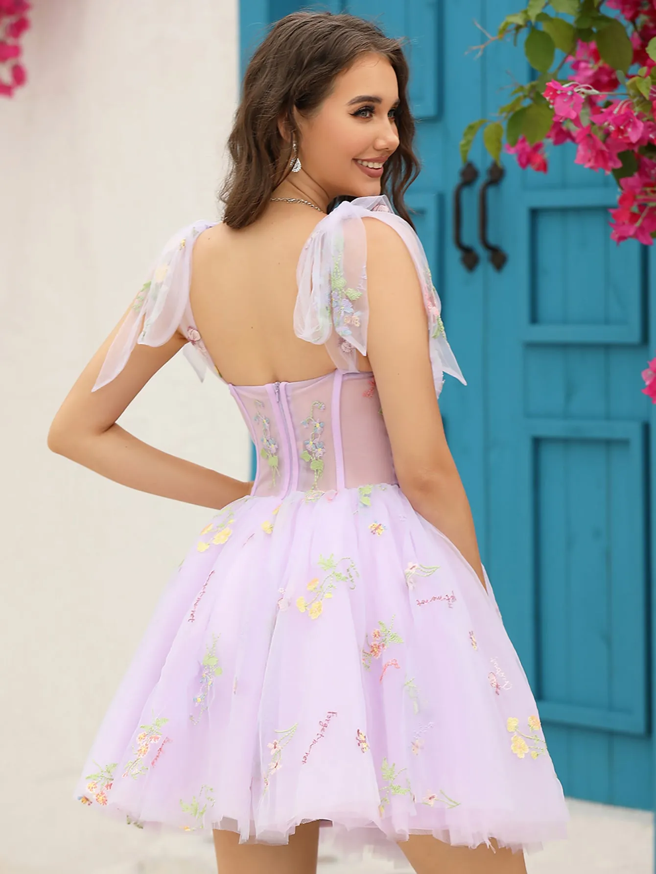 Robe de soirée courte brodée corset lavande