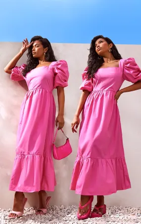 Robe longue en maille tissée rose vif à manches bouffantes et col carré